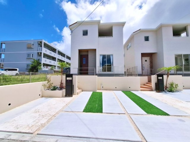 リーブルガーデン北谷町桑江　1号棟の外観|駐車並列2台可能