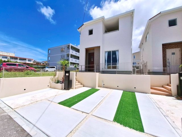 リーブルガーデン北谷町桑江　1号棟の外観|駐車並列2台可能