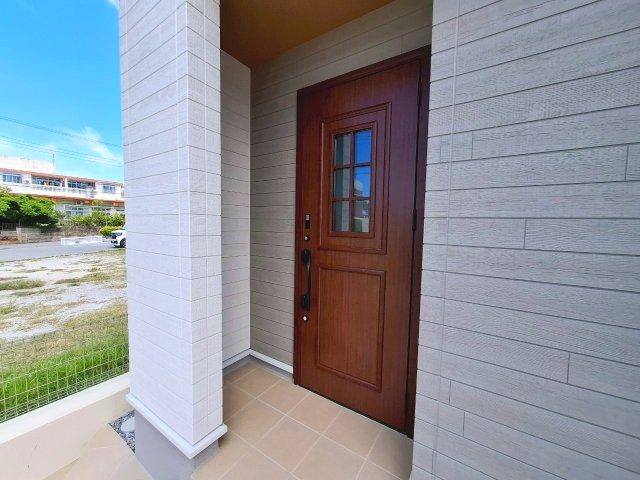 リーブルガーデン北谷町桑江　1号棟の外観|玄関