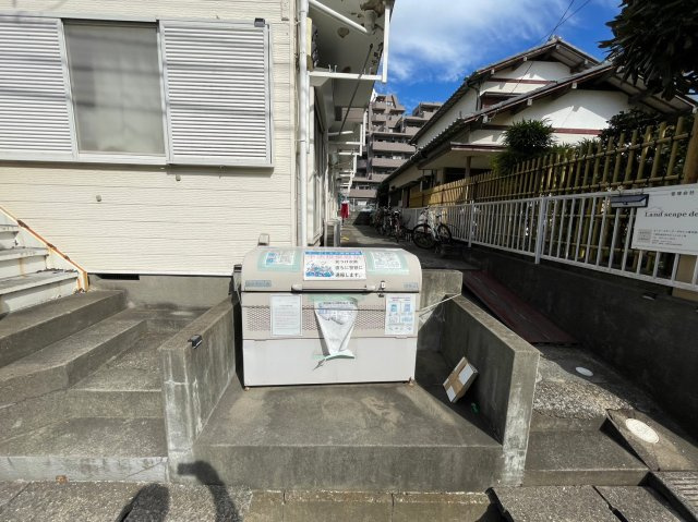 コーポトキのエントランス|敷地内ゴミ捨て場