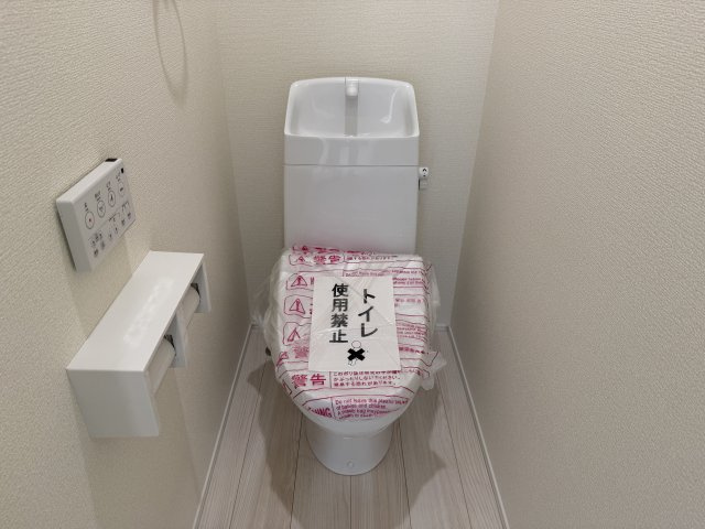 リナージュ高崎新保田中町24-1期　2号棟のトイレ|1階トイレです。清潔感のある白を基調としています。
温水洗浄・便座暖房機能の付いた快適なトイレです☆