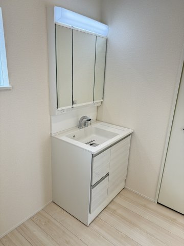 リナージュ高崎新保田中町24-1期　2号棟の独立洗面台|シャワー水栓付き洗面台で朝の身支度もバッチリです！
洗面台には収納スペースもあり洗面室もすっきり片付きますよ！