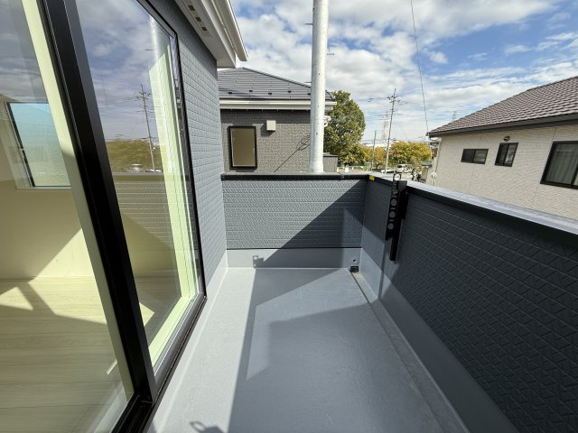 リナージュ高崎新保田中町24-1期　2号棟のバルコニー|陽当たり良好なルーフバルコニー付き！
洗濯物もからっと乾きますよ！