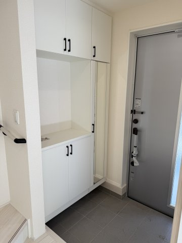 リナージュ高崎新保田中町24-1期　2号棟の玄関|玄関にも収納付きです。