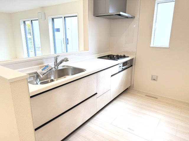 リナージュ高崎新保田中町24-1期　2号棟のキッチン|人気のカウンターキッチン採用です☆
コンロも３口ご用意しています！調理スペースも広くストレスなくお料理できます。
浄水器つきなので美味しいお水も飲めますよ♪
収納も沢山ご用意しています。