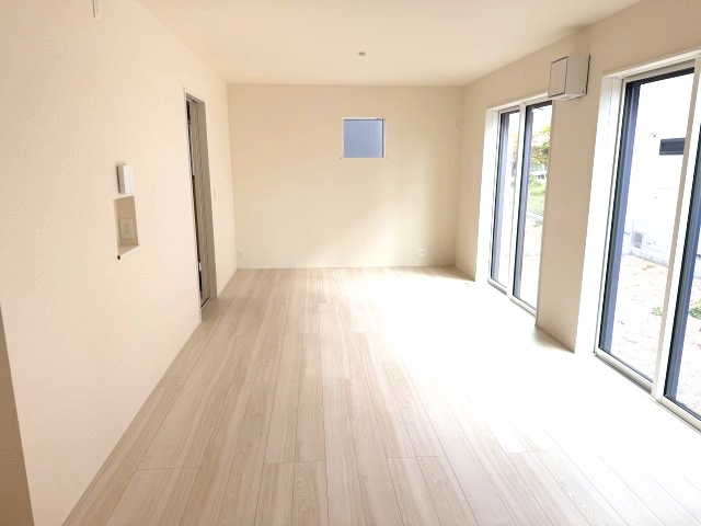 リナージュ高崎新保田中町24-1期　2号棟の居間・リビング|17.8帖リビング♪人気の対面式キッチンを配した空間はお好みの家具も合わせやすく、家族がくつろぐ快適な空間造りをサポート。窓からは明るい陽光が差し込みます。