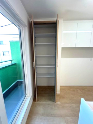 【収納】 | 豊中市春日町3丁目　D号地 | キッチンにはパントリー付き！吊戸棚やスライド式収納など、収納豊富で調理スペースが片付き、広くお使いいただけます。