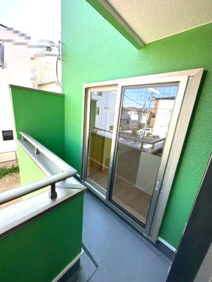 【バルコニー】 | 豊中市春日町3丁目　D号地 | 南と東向きのL字型バルコニー。洗濯物干しはもちろん、外の空気を吸ってホッと一息！日々の疲れもリフレッシュできそうですね。