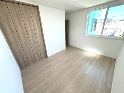 【洋室】 | 豊中市春日町3丁目　D号地 | 洋室6.5帖。大型ベッドも設置可能な広さで、ご夫婦の寝室にも！大きなベッドでお子様も一緒にお休みになられます。