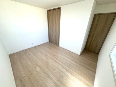 【洋室】 | 豊中市春日町3丁目　D号地 | 洋室6.5帖。扉付きのクローゼットはお部屋が片付き、見た目もスッキリ！居住空間を有効的にご活用いただけます。