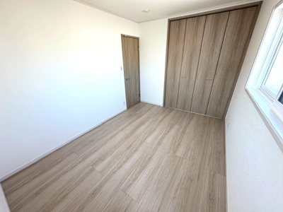 【洋室】 | 豊中市春日町3丁目　D号地 | 洋室6帖。どんなインテリアも映えるシンプルな内装です。お好きなインテリアで、お好みのお部屋作りをお楽しみください！