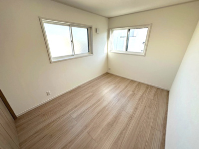 【洋室】 | 豊中市春日町3丁目　D号地 | 洋室6帖。3階の全洋室は二面採光を確保！陽当たり・通風良好で、プライベート空間も快適にお過ごしいただけます。