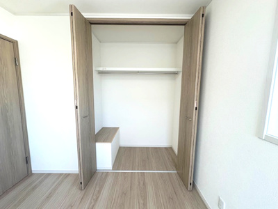 【収納】 | 豊中市春日町3丁目　D号地 | 洋室6帖のクローゼット。棚板やハンガーパイプ付き！衣類と帽子などの小物類を区別して、整理整頓しやすい収納スペースです。