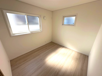 【洋室】 | 豊中市春日町3丁目　D号地 | 洋室4.8帖。テレワークルームや趣味のお部屋など、ご家族のライフスタイルに合わせ多目的にご活用いただけるお部屋です。