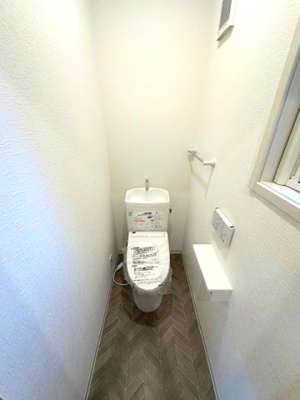 【トイレ】 | 豊中市春日町3丁目　D号地 | カバーなしでも便座はポカポカな温水洗浄便座付トイレ。汚れてもサッと一拭きで綺麗に！お掃除簡単で、衛生的ですね。