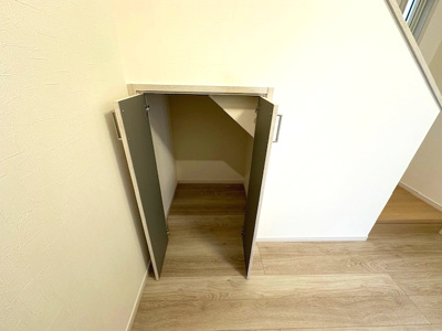 【収納】 | 豊中市春日町3丁目　D号地 | 階段下も無駄にせず、収納スペースを設けました！季節物や使用頻度の低い物などの片付けに便利ですね。