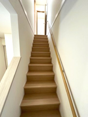 【内装】 | 豊中市春日町3丁目　D号地 | 階段は手すり付き！転倒防止、転落防止など、階段の上り下りをサポートし安全性を高めます。どの世代でも安心ですね。