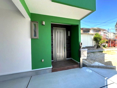 【玄関】 | 豊中市春日町3丁目　D号地 | 悪天候でも雨に濡れずに鍵の開閉が可能な玄関ポーチ付き！来客時に便利なＴＶモニター付インターホンで快適な暮らしを守ってくれます。