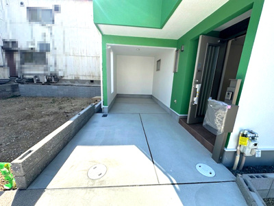 【駐車場】 | 豊中市春日町3丁目　D号地 | 雨風から愛車を守り、防犯性も高いビルトインガレージ1台分あり(車種による)！雨の日のお出かけも苦になりませんね。