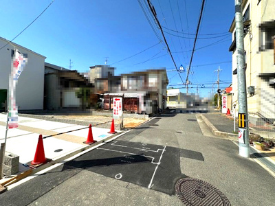 【前面道路含む現地写真】 | 豊中市春日町3丁目　D号地 | 前面道路は東側幅員約5m。敷地との高低差が少なく、フラットな敷地のためお車の出し入れもスムーズに行えそうです！