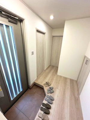 【玄関】 | 豊中市春日町3丁目　D号地 | お子様と並んでお出かけの準備もできるゆとりの広さです。※掲載中の写真は広角レンズで撮影のため、実際の見え方とは異なります。