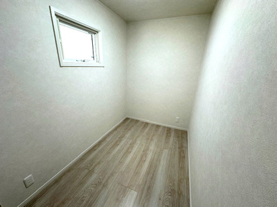 【洋室】 | 豊中市春日町3丁目　D号地 | 洋室3帖。ご家族で共有可能な大容量収納スペースとしてのご使用もオススメ！洗面室横に配され洗濯物の片付けも楽々です。