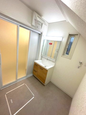 【独立洗面台】 | 豊中市春日町3丁目　D号地 | 鏡裏やボウル下に収納のある三面鏡付き洗面化粧台採用。1階に配し、帰宅後の手洗い動線もスムーズです！