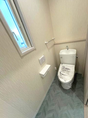 【トイレ】 | 豊中市春日町3丁目　D号地 | 寒い冬でも温かい便座とシャワーで快適にご使用いただける温水洗浄便座付トイレ。二連ペーパーホルダ付きで、ペーパーの補充回数も減らせそうです。