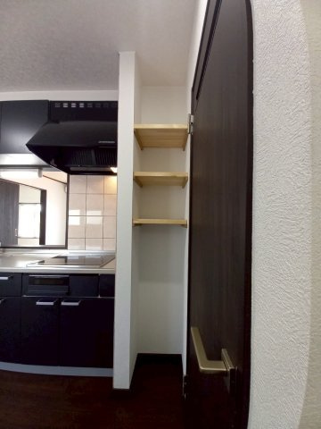 武佐4丁目　中古住宅のその他|キッチン横に収納棚付き