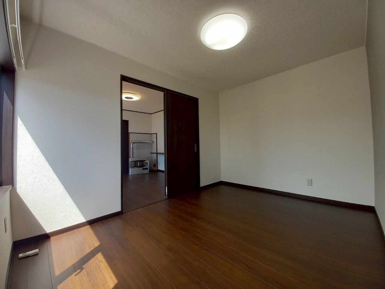 武佐4丁目　中古住宅の洋室|南東側6帖