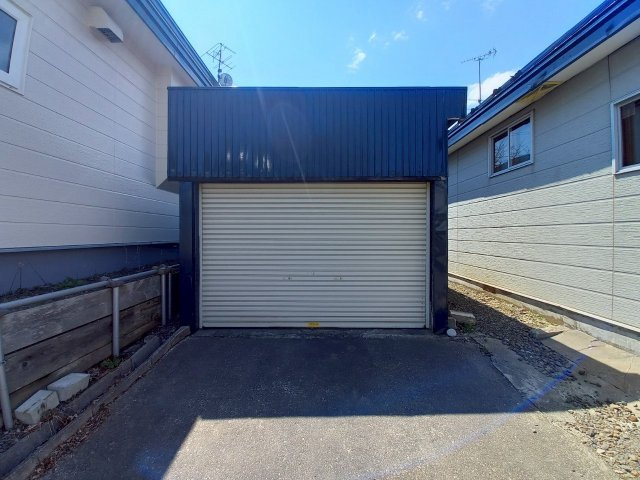 武佐4丁目　中古住宅の駐車場|ガレージ付き