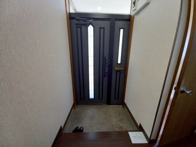 武佐4丁目　中古住宅の玄関