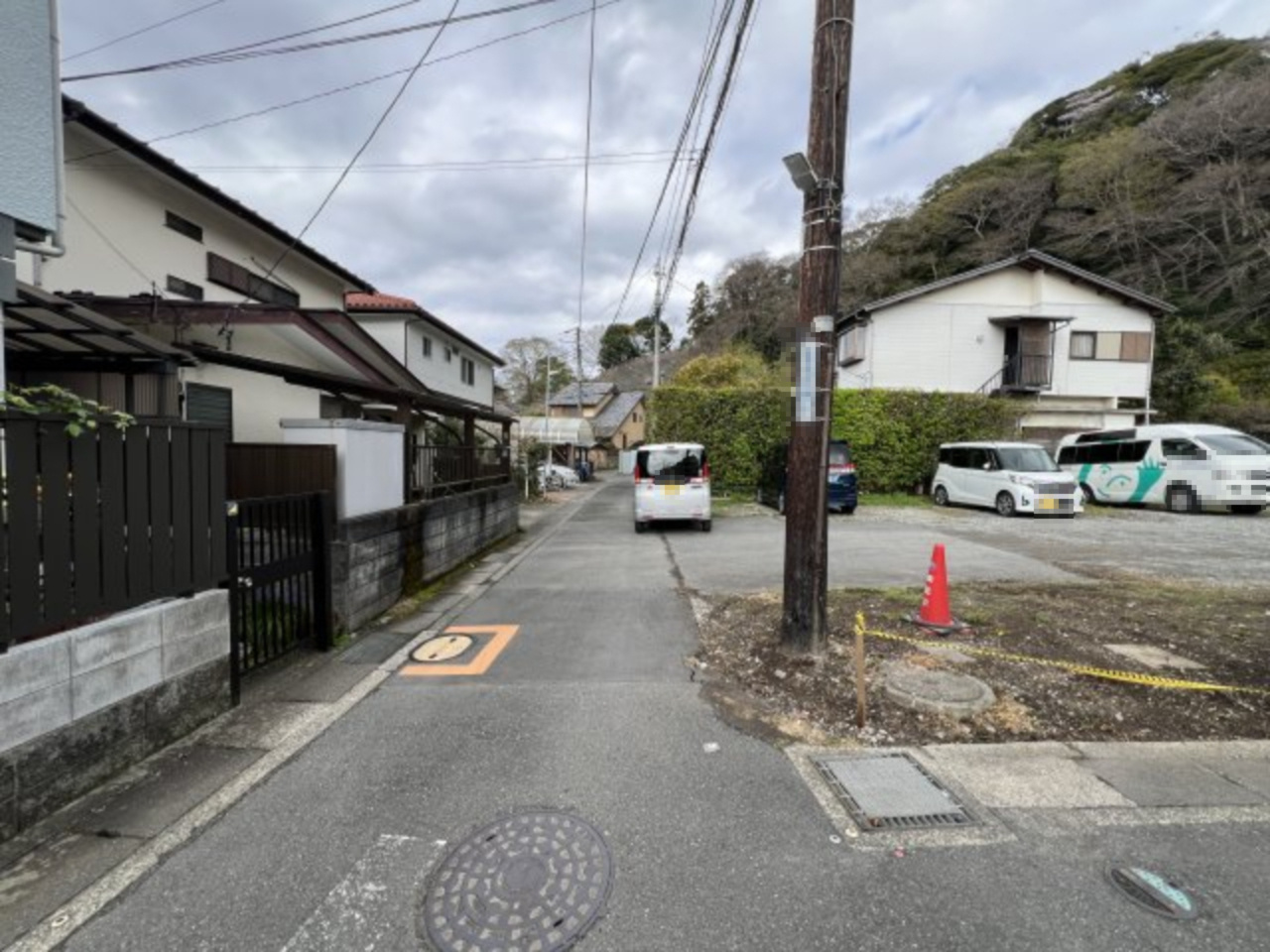 古都鎌倉の寺院が多数点在する場所にある角地で整形地の100坪越えの広々売地の前面道路含む現地写真