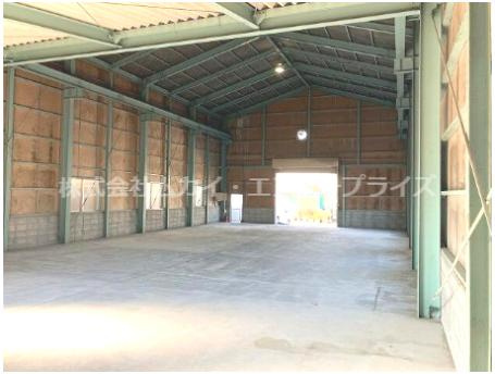 八幡市内里砂畠　貸工場の内装|明るい色調の室内です