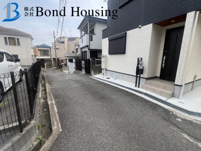 「ルーフバルコニー」「眺望良好」南多聞台 限定1棟の前面道路含む現地写真