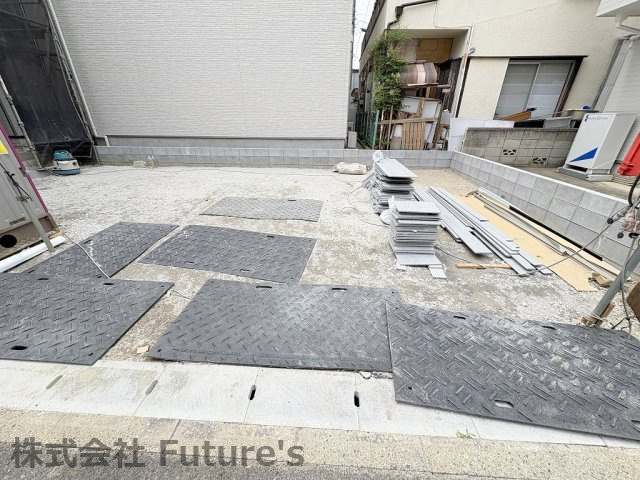 三郷市戸ケ崎3丁目　新築戸建　全1棟の駐車場|前面道路含む現地写真です。