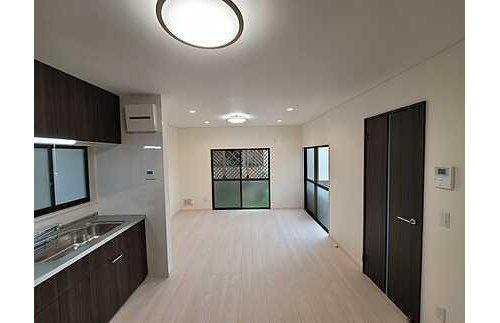 東区温品３丁目　のキッチン|室内リフォーム済みで大変綺麗です◆環境とお財布に優しいオール電化住宅☆
ＩＨクッキングヒーターで空気もクリーン♪駐車１台可◎
周辺利便施設充実◎