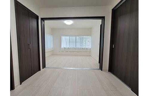 東区温品３丁目　の居間・リビング|室内リフォーム済みで大変綺麗です◆環境とお財布に優しいオール電化住宅☆
ＩＨクッキングヒーターで空気もクリーン♪駐車１台可◎
周辺利便施設充実◎