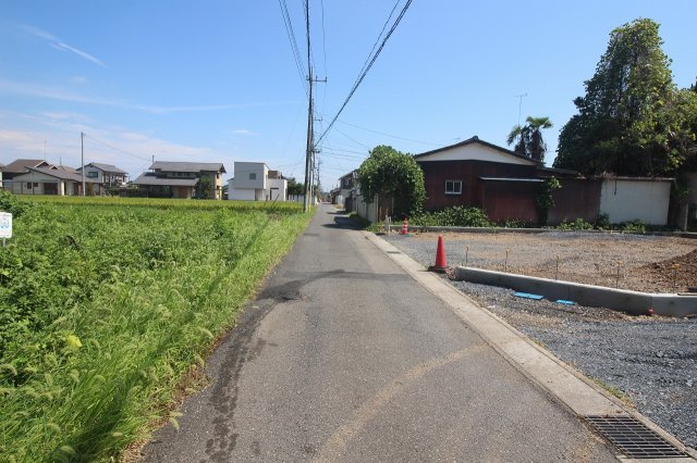 栃木市薗部町1丁目　全2区画の前面道路含む現地写真|分譲地北西側道路（2025年9月撮影）