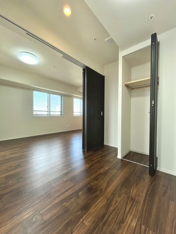 レーベン環状通東 THE RESIDENCEの洋室