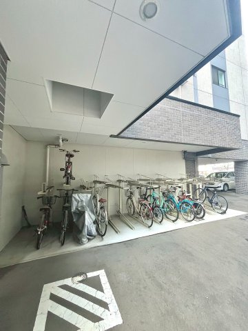 レーベン環状通東 THE RESIDENCEの駐車場