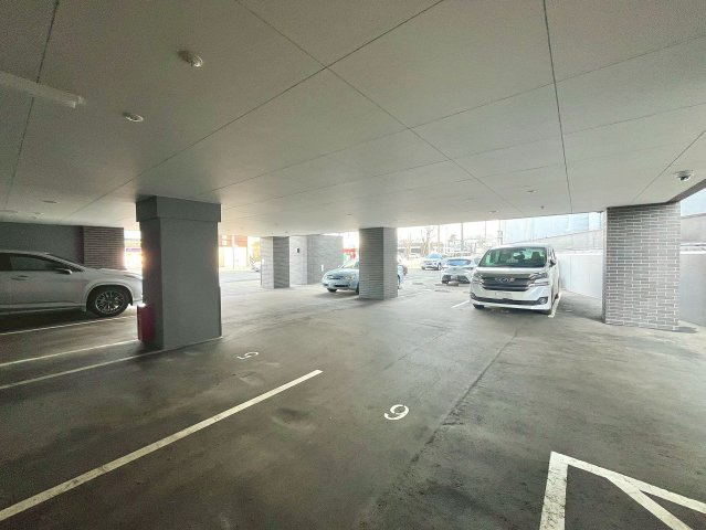 レーベン環状通東 THE RESIDENCEの駐車場