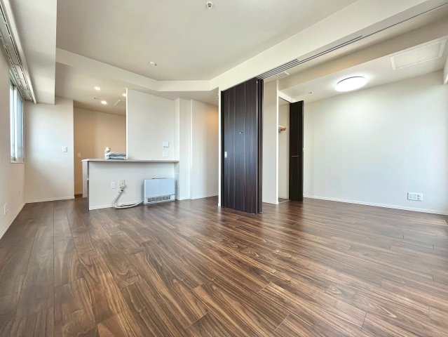 レーベン環状通東 THE RESIDENCEの居間・リビング