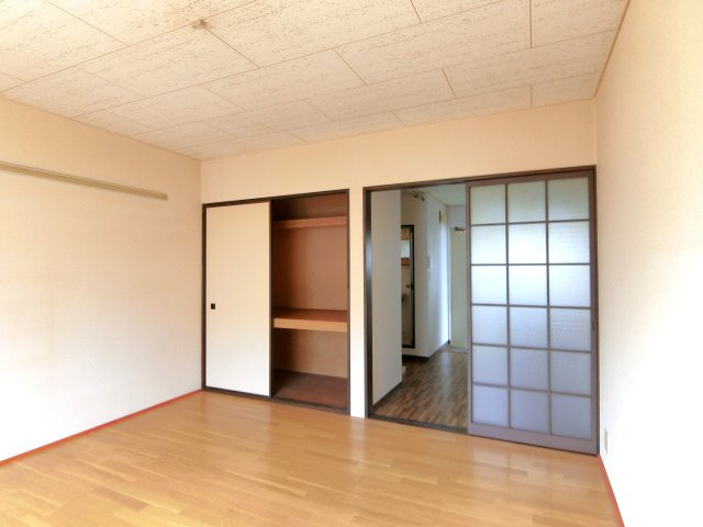 サンパレス成東A棟の洋室