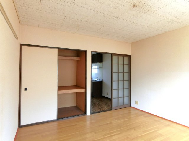 サンパレス成東A棟の洋室