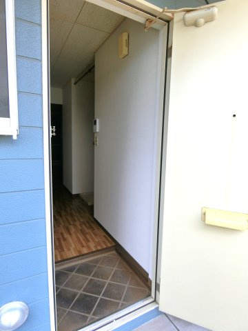 サンパレス成東A棟の玄関