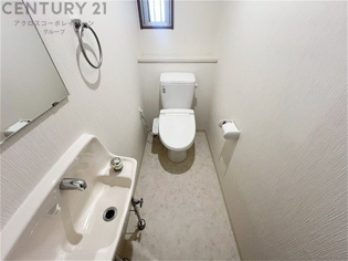 温水洗浄便座付トイレは温水洗浄機能により、暖かい水でおしりを洗浄することができ、冷たい水を使う従来の便座に比べ、温水洗浄機能で暖かいトイレを提供し、快適な使用を可能にします。
