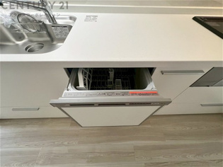 手洗いに比べて時間や労力を節約できることです。また、高温のお湯で洗浄されるため、雑菌や細菌を殺菌する効果もあります。さらに、乾燥機能があるため、手で拭く手間も省け衛生的に保管できます。
