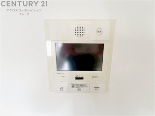 訪問者が来たときにテレビ画面で確認できるため、安心してドアを開けられます。録画機能があるものもあり、留守中に来訪者を記録しておくことができます。利便性が高く、セキュリティ面でも安心です
