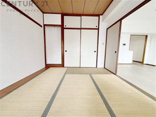 リビング横の和室スペースはリビングと続きで利用してもデザイン性のとれる洋風和室になります。やっぱり一室は欲しい和室は客間や小さなお子様の寝かせ付けなどにも便利です。
